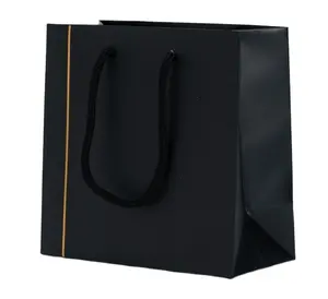 Bolsa de embalaje personalizada Impresión de logotipo Venta directa de fábrica Bolsas de material de papel Kraft negro Bolsas de papel de compras reciclables personalizadas