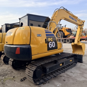 Mini-excavatrice sur chenilles Komatsu PC60 d'occasion, 6,3 tonnes, équipée d'une pompe à engrenages PLC d'origine japonaise, pour travaux de construction et agricoles, modèle 2022 - Product Image 2