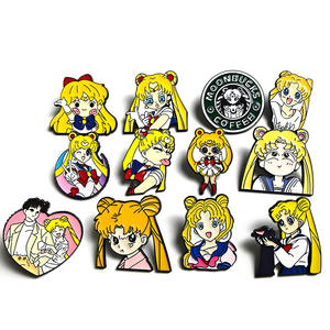 Pin de Metal con Diseño de Personaje de Anime Sailor Moon, Broche de Aleación con Forma de Corazón, Accesorio con Técnica de Grabado Digital - Product Image 5