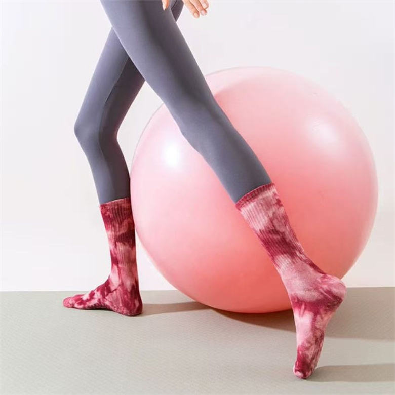 Quality Cotton Tye-Dye Jacquard Embroidery Logo Socks Non-Slip Grip Pilates Yoga for Women Men Trendy Tye-Dye Bulk Fashion Youth