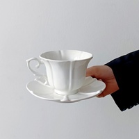 Tasse à café et soucoupe en porcelaine fine à pétales gaufrés de style européen, blanc pur, design rétro de luxe léger, forme hexagonale, pour usage domestique, thé
