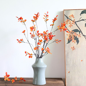 Bouquet de feuilles d'érable artificielles rouges 30cm-100cm en plastique souple pour décoration d'automne à la maison - Product Image 2