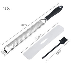 Râpe à fromage multifonction en acier inoxydable avec base noire pour râper la noix de coco, le citron, la carotte, le fromage et le chocolat - Product Image 3