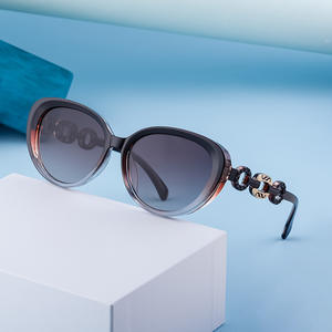 Lunettes de soleil œil-de-chat tendance pour femmes, monture noire polarisée avec détail chaîne, protection UV400, lunettes de soleil d'extérieur - Product Image 5