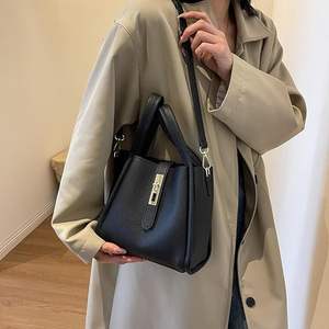 Sacs fourre-tout en cuir vegan de haute qualité pour femmes, nouveaux sacs à main tendance personnalisés avec fermeture éclair, écologiques et imperméables - Product Image 5