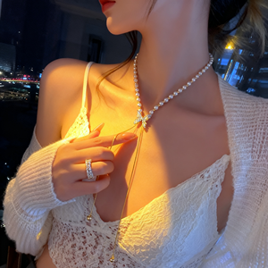 שרשרת פנינים משובחות עם ררינגסטון צלב מתכווננת הצהרה אלגנטית תכשיטים לנשים בגדי ערב - Product Image 5