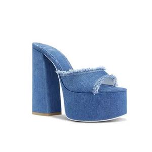 Sandales d'été respirantes à plateforme épaisse en jean pour femmes, avec talons hauts et épais, personnalisables avec logo et couleurs, à enfiler - Product Image 4