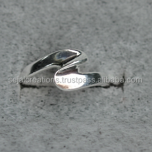 Hermoso Anillo Ligero de Plata de Ley con Topacio para Bodas o Regalos - Product Image 1