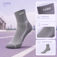Chaussettes plates respirantes pour la course à pied avec logo gris, panneau de manchette, maille ventilée, gestion de l'humidité et maintien du talon, pour une performance athlétique et une évacuation de l'humidité