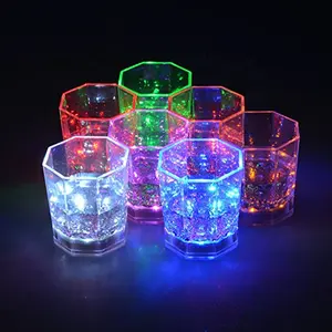 Flashing Light Up Wine GlassesとLED Glowing Lights Wine Beer CupためNightclub Bar 7 Colors 170ML