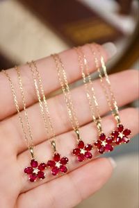 Collier pendentif fleur en or jaune 18 carats avec diamants naturels et rubis Xinfly - Product Image 4