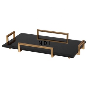 Plateau de service en marbre durable de forme arrondie produit de vente chaude plateau de service alimentaire avec décor de poignées en métal personnalisé - Product Image 4