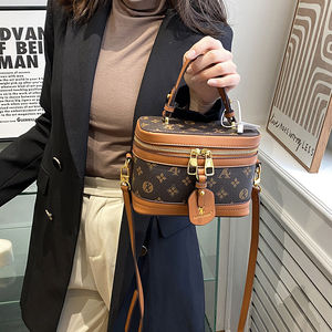 Sac fourre-tout décontracté pour femme, durable et portable, en PU avec fermeture éclair, doublure en polyester, forme carrée, bandoulière. - Product Image 3