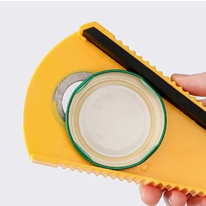 Abridor de botellas multifuncional con forma de llave, de plástico amarillo, manual, para uso doméstico. - Product Image 2