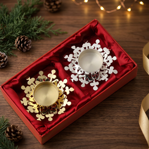 Moderna Cesta Navideña con Juego de 2 Portavelas de Nieve Plateados en Latón (Hechos a Mano) - Product Image 3