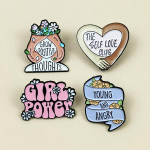 Broche créative en forme de fleur et lettre anglaise, motif cœur de dessin animé, badge métallique pour petite fille, design goutte d'huile, accessoire décoratif - Product Image 1