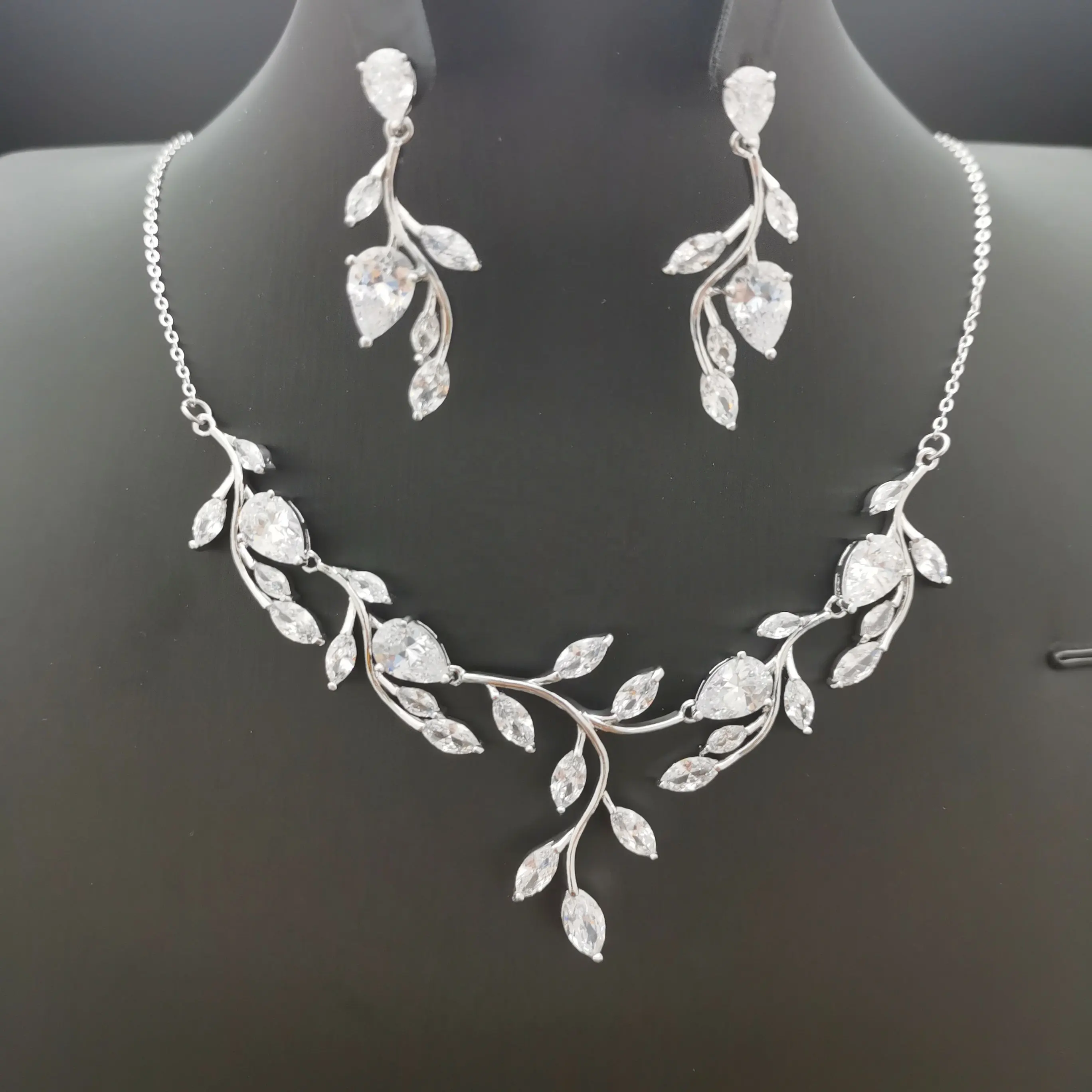Simple chain Leaf shape Bride necklace Wedding accessories White gold pendant necklace for women