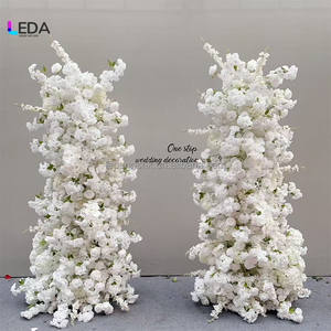 Arche de fleurs blanches personnalisée LEDA pour mariages en extérieur et propositions de mariage – Arche de mariage lisse faite à la main - Product Image 1