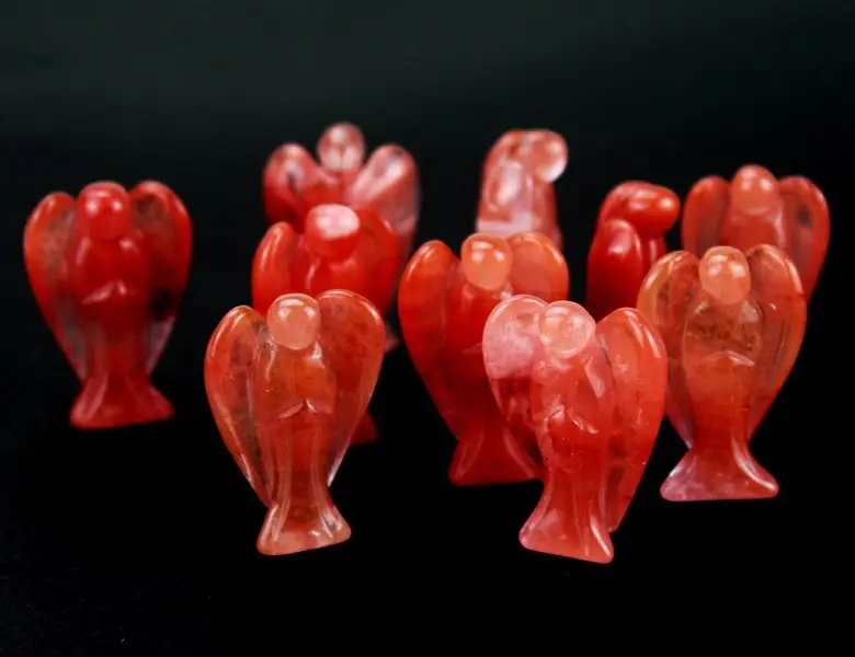 卸売安い50mm彫刻が施された小さな赤いガラス水晶天使の置物