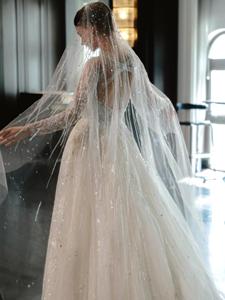 Abito da <span class=keywords><strong>Sposa</strong></span> Stile Reale Francese a Maniche Lunghe con Scollo Illusion, in Tulle Pesante con Paillettes e Glitter, Modello a Trapezio - Product Image 4