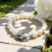 Bracelet en perles blanches, fermoir léopard argenté rétro, détail œil vert, bijou de poignet tendance pour femme