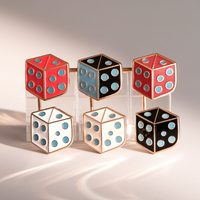 En gros, fabrication sur mesure d'ensemble de badges émaillés en forme de dés, émail souple et dur, pour Dungeons and Dragons (D&D)