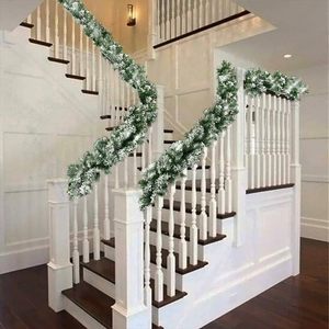 Guirlande de Noël enneigée avec des cônes et des aiguilles de pin, 270 cm, pour les escaliers, les vitrines et les présentoirs - Product Image 6