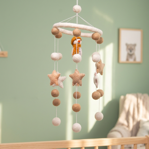 Mobile bébé en feutre de laine fait main en forme de bonhomme de neige |   Étoiles en feutre neutres à suspendre pour la chambre d'enfant |   Jouet de lit pour bébé écologique - Product Image 3