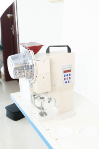 Machine à œillets électrique automatique économique en stock usine pour la découpe de trous dans les bâches publicitaires et les supports d'ordinateur - Product Image 5