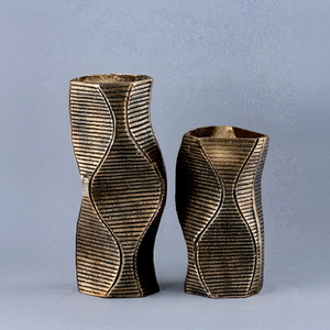 Vase à fleurs en laiton/cuivre de qualité antique, style côtier, pour décoration de table de salon, fait main, résistant à la rouille, mariage, Pâques - Product Image 1