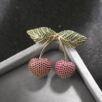 Broche en laiton plaqué or 18 carats avec zircone cubique, motif cerise mignonne pour filles, idéale pour hijab, diamant décoratif, sûre pour les fêtes ou comme cadeau