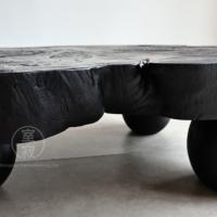 Table basse en bois massif noir de style japonais Wabi-sabi, forme irrégulière, pour une texture de bois naturel