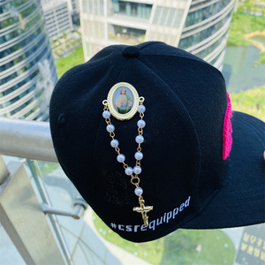 Épingles en émail doux en métal doré de conception gratuite Épingle à chapeau San <span class=keywords><strong>Judas</strong></span> mexicaine avec chaîne de perles Épingle en émail croisé pour chapeaux - Product Image 4
