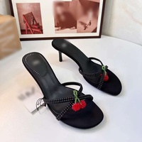 QuiteS 2025 Nouvelle Mode Talons Hauts Perles Pendentif Cerise Noirs Talons Aiguilles Ouverts à l'Arrière Chaussures pour Femmes