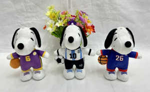 Peluche di Snoopy con Maglia da Calcio, 15 Cm, Giocattolo da Appendere per Bambini dai 2 ai 4 Anni, Unisex, Morbido Animale di Peluche con Pallone - Product Image 1
