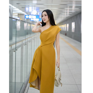 Vestido Largo Amarillo Cúrcuma de Lujo con Hombros Descubiertos, Diseño Único, Fabricante Vietnamita OEM ODM - Product Image 1