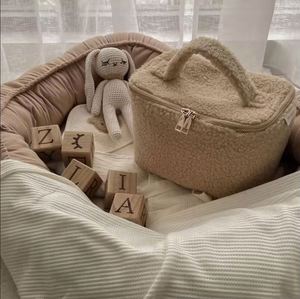 Muestra gratuita al por mayor, bolsa de cosméticos personalizada de peluche beige, bolsa de maquillaje portátil de lana para viaje, bolsa de maquillaje linda de gran capacidad. - Product Image 1