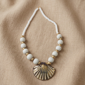 Collier pendentif rond en verre perlé moderne et élégant pour filles et femmes en blanc pour les fêtes, les mariages et les occasions spéciales - Product Image 3