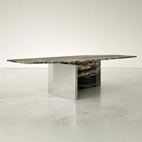 Table à manger en marbre à profil irrégulier Dream Home, dalle de marbre naturel brillant avec pieds en métal poli, table à manger d'intérieur de luxe