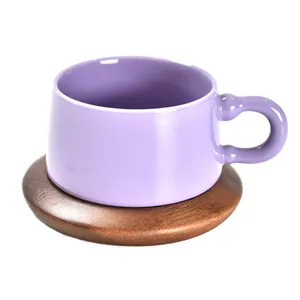 紫色のシンプルなセラミックマグは、木製ホルダー付きのミルクコーヒー飲用カップにすることができます
