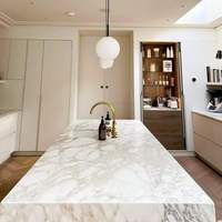 Îlot de cuisine en pierre naturelle de luxe italienne blanche, avec comptoir en marbre Calacatta Gold, idéal pour baignoire et carrelage de sol