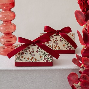 Boîte à dragées élégante à motif floral, triangulaire, avec ruban imprimé quatre couleurs et nœud, emballage en carton conique portable pour mariage et cérémonie nuptiale - Product Image 2