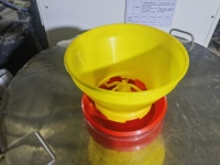 Mangeoire multifonctionnelle pour poulets et dindes en plastique jaune avec anneau anti-gaspillage, mangeoires automatiques pour volailles