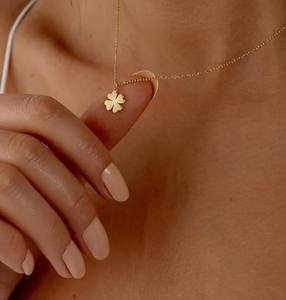 Delicado collar de trébol minimalista colgante de trébol pequeño de cuatro hojas collar de trébol de la suerte regalo de flor elegante - Product Image 1