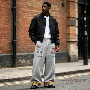 Pantalones Deportivos Personalizados para Hombre con Etiqueta Industrial, Diseño Vintage de Logística, Bolsillos con Parches Desgastados, Franjas de Advertencia en los Puños y Cintura Elástica - Product Image 5