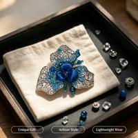 Bros Bunga Biru Bordir Miao, Pin Kerah Sutra Mulberry Jahitan Tangan dengan Paduan Zirkon, Hadiah Perhiasan Wanita Artisan Etnis