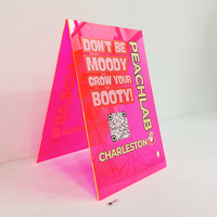 Panneau publicitaire de support de chaussée à cadre en A portable personnalisé Panneau de trottoir pliant en acrylique durable pour extérieur et intérieur
