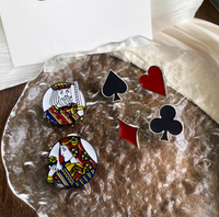 Cartes à jouer bijoux en métal broche coeurs pique Poker Figure tête alliage personnalisé émail Badge pour sac à vêtements
