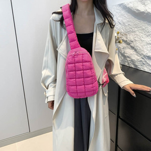 Bolso Bandolera Acolchado de Moda Qetesh, Bolso de Pecho con Rejilla Suave, Bolso Tipo Fanny Pack Acolchado y Moderno para Uso Diario y Viajes - Product Image 3