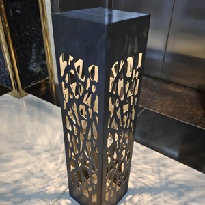 Lampadaire architectural en acier Corten pour l'extérieur des bâtiments et des jardins - Product Image 2